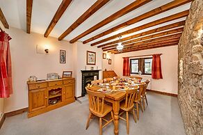 Cottage in Alstonefield Near Peak District Trails