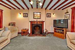 Cottage in Alstonefield Near Peak District Trails