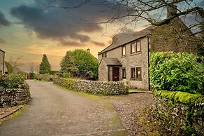 Cottage in Alstonefield Near Peak District Trails