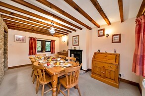 Cottage in Alstonefield Near Peak District Trails