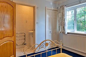 Cottage in Whitestone With Garden & Games Room