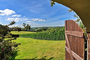 Cottage in Whitestone With Garden & Games Room