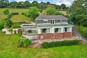 Cottage in Whitestone With Garden & Games Room