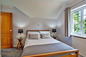 Cottage in Whitestone With Garden & Games Room