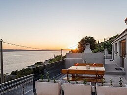 Beautiful Coastal Apartment in Karlobag