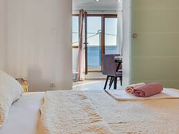 Beautiful Coastal Apartment in Karlobag