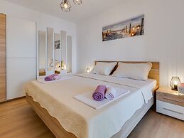 Beautiful Coastal Apartment in Karlobag