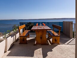 Beautiful Coastal Apartment in Karlobag