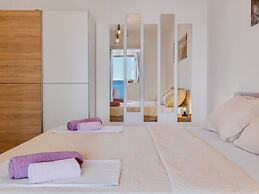 Beautiful Coastal Apartment in Karlobag