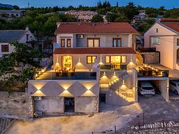 Beautiful Coastal Apartment in Karlobag
