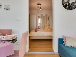 Beautiful Coastal Apartment in Karlobag