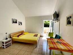Exquisite Studio Apartment by the Beach