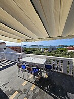 Spacious Apartment in Tribunj