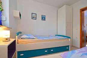 Spacious Apartment in Murter