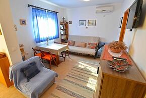 Spacious Apartment in Murter