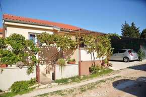Spacious Apartment in Murter