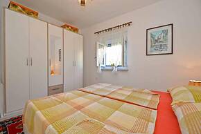Spacious Apartment in Murter