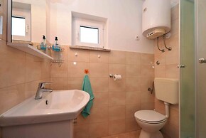 Spacious Apartment in Murter