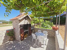 Three-bedroom Apartment in Murter