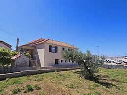 Three-bedroom Apartment in Murter