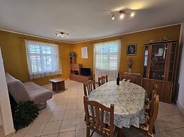 Three-bedroom Apartment in Murter