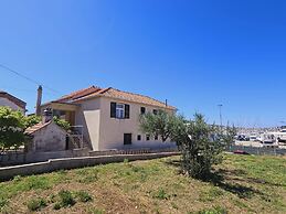 Three-bedroom Apartment in Murter