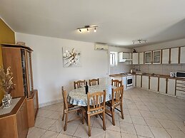Three-bedroom Apartment in Murter