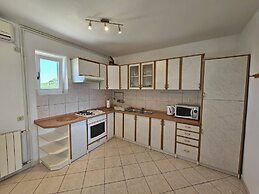 Three-bedroom Apartment in Murter