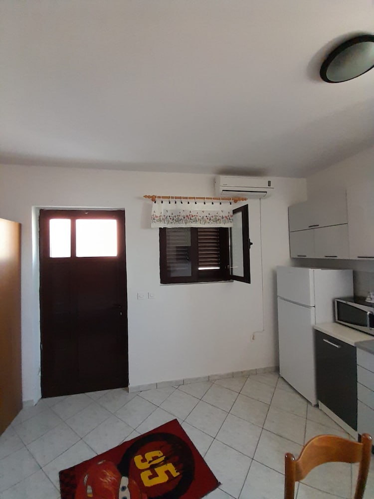Studio in Dinjiska on the Beachfront