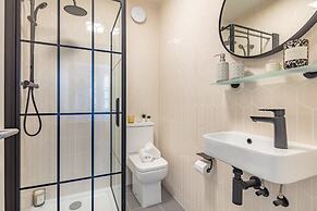 Modern 1BR Downtown Stay