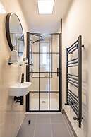 Modern 1BR Downtown Stay