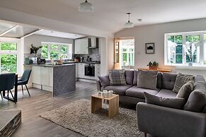 Cottage in Rowen by River & Pet-friendly Trails
