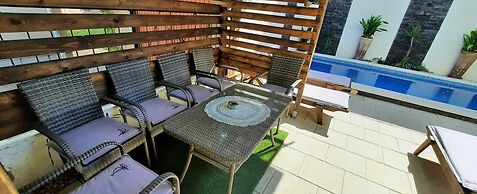 Two Bedroom Apartment With Outdoor Pool