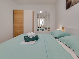 Tastefully Designed Apartment in Karlobag