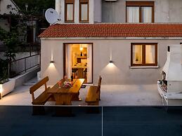 Tastefully Designed Apartment in Karlobag