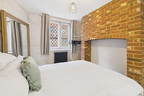 Host Stay Dame Alice Street