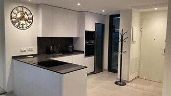 6 Guests - 3 Bedrooms - Private Garden - Pool