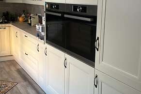 House -sleeps 6-garden-fireplace