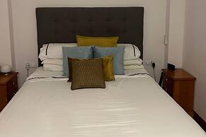 House -sleeps 6-garden-fireplace