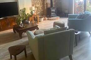 House -sleeps 6-garden-fireplace