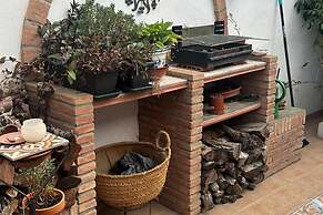 House -sleeps 6-garden-fireplace