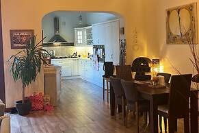 House -sleeps 6-garden-fireplace