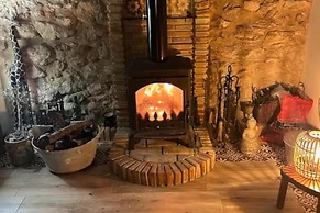 House -sleeps 6-garden-fireplace