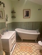 House -sleeps 6-garden-fireplace