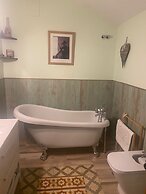 House -sleeps 6-garden-fireplace