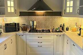 House -sleeps 6-garden-fireplace