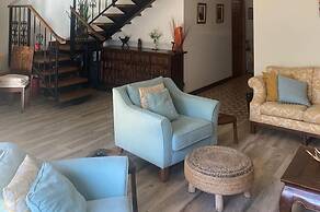 House -sleeps 6-garden-fireplace