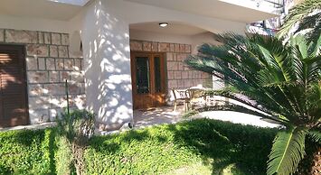 GARDEN APARTMENT