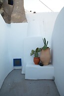 Amphora Cave Seaside Retreat in Akrotiri