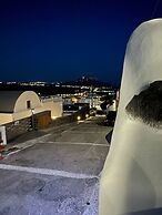 Amphora Cave Seaside Retreat in Akrotiri
